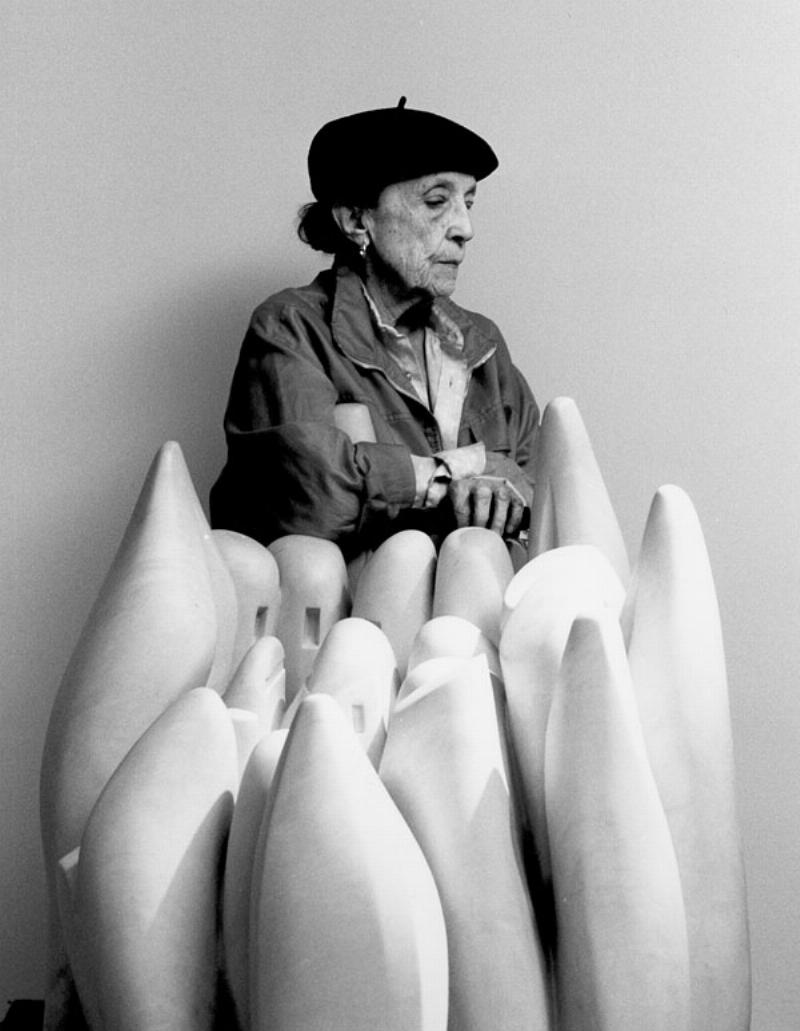 Installation intérieure de louise bourgeois maman dans un musée, accentuant son échelle face aux visiteurs